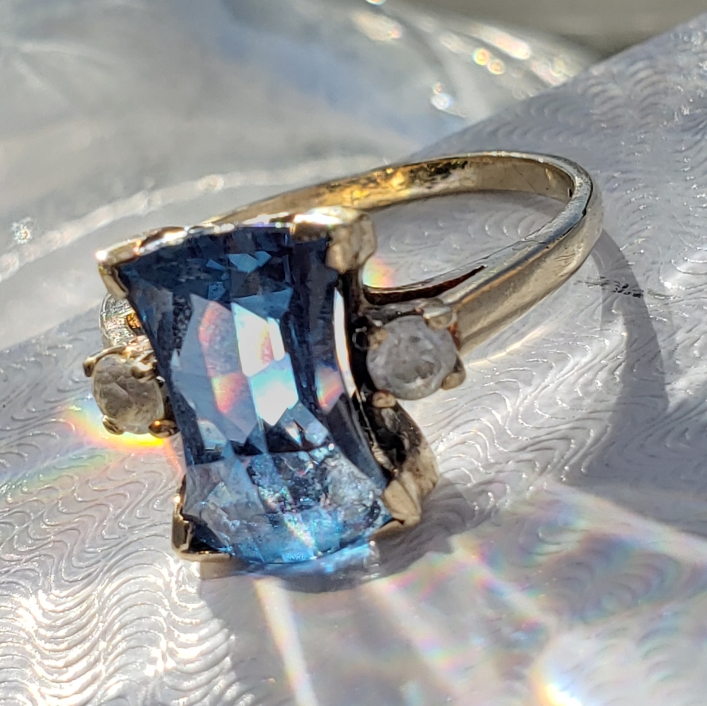 10kt gold diamond and blue Spinnel ring size 6 Stunning
